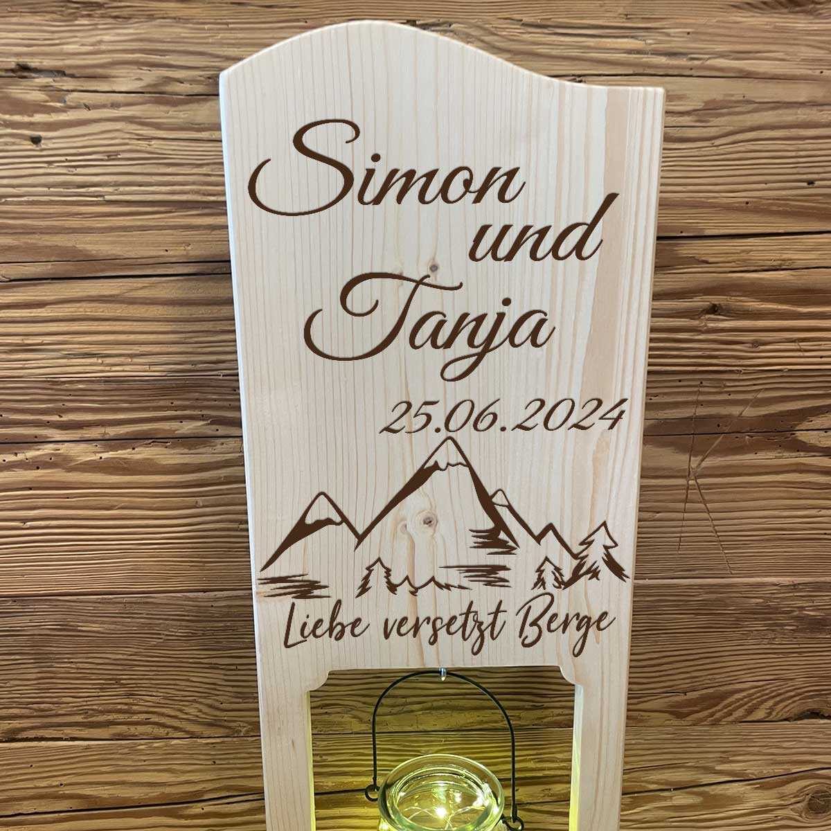 Handgefertigter Holzaufsteller aus naturbelassenem Holz mit individueller Gravur, einzigartiges Unikat von Wurmis-Holzdeko