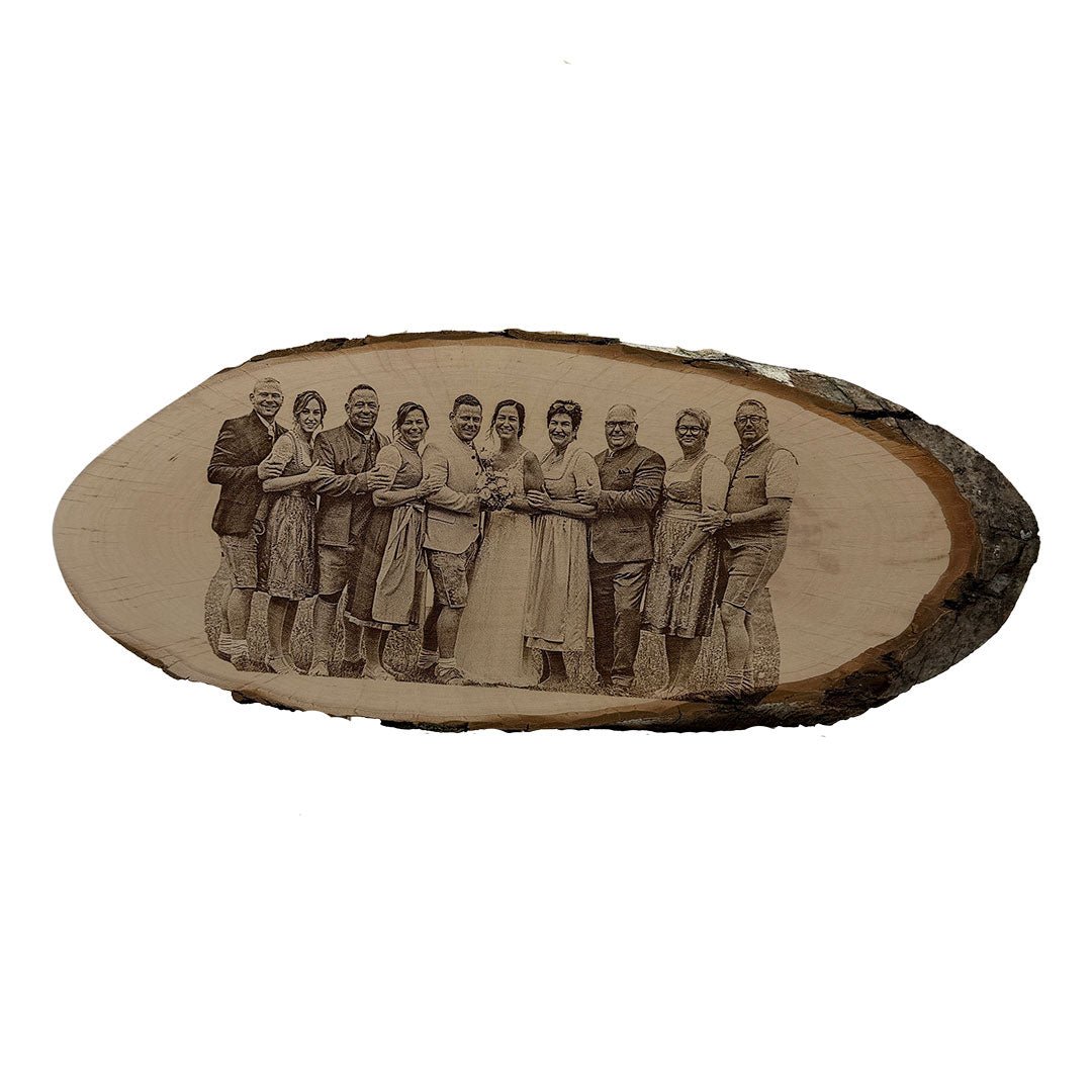 Personalisierte ovale Holzscheibe mit graviertem Foto und natürlicher Baumkante aus Echtholz - Baumscheibe mit Gravur