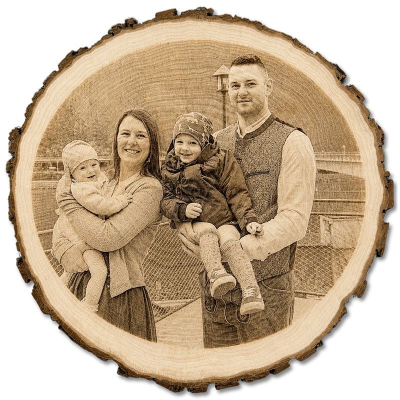 Personalisierte Baumscheibe XL mit Fotogravur einer Familie auf echtem Holz