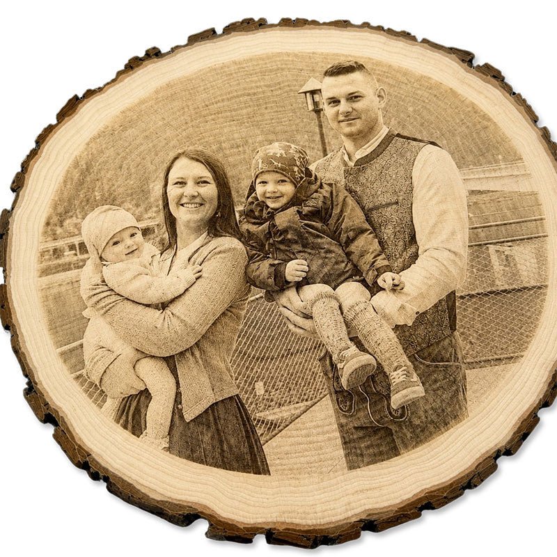 Rustikale Baumscheibe mit persönlichem Foto als hochwertige Holzgravur