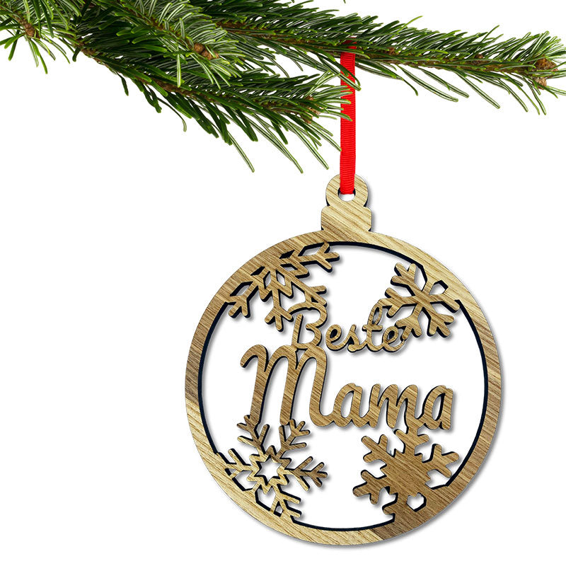 Christbaumkugel aus Holz mit Aufschrift Beste Mam am festlich geschmückten Baum, Christbaumanhänger aus Holz mit Namen