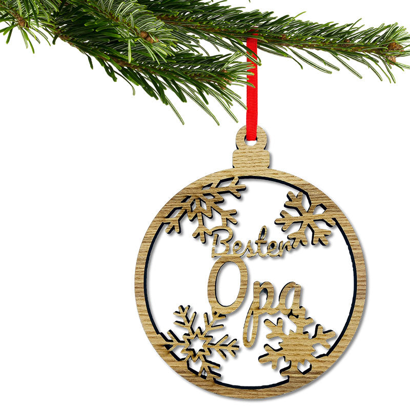 Christbaumkugel aus Holz mit Aufschrift Bester Opa am festlich geschmückten Baum, Chrisbaumanhänger aus Holz mit Namen