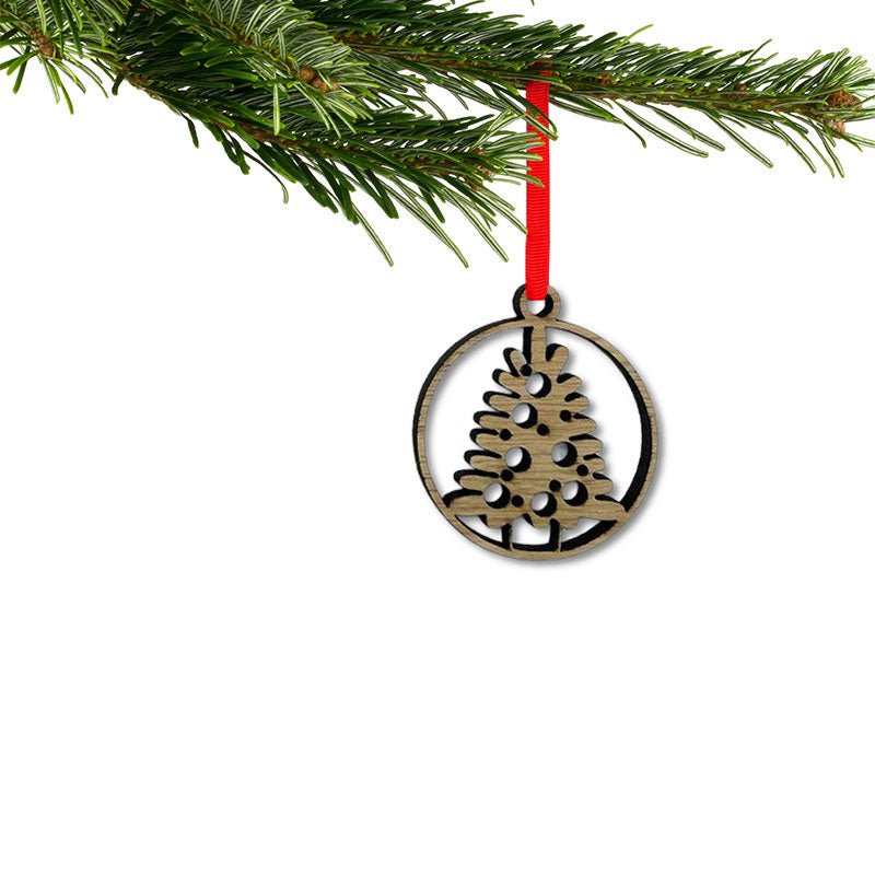 Christbaumanhänger aus Holz an Geschenkband gehängt – nachhaltige Ansicht mit Naturholz