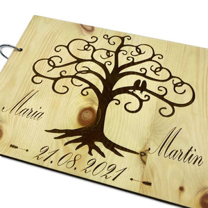 Detailaufnahme eines gravierten Gästebuchs aus Holz mit Namen und Datum