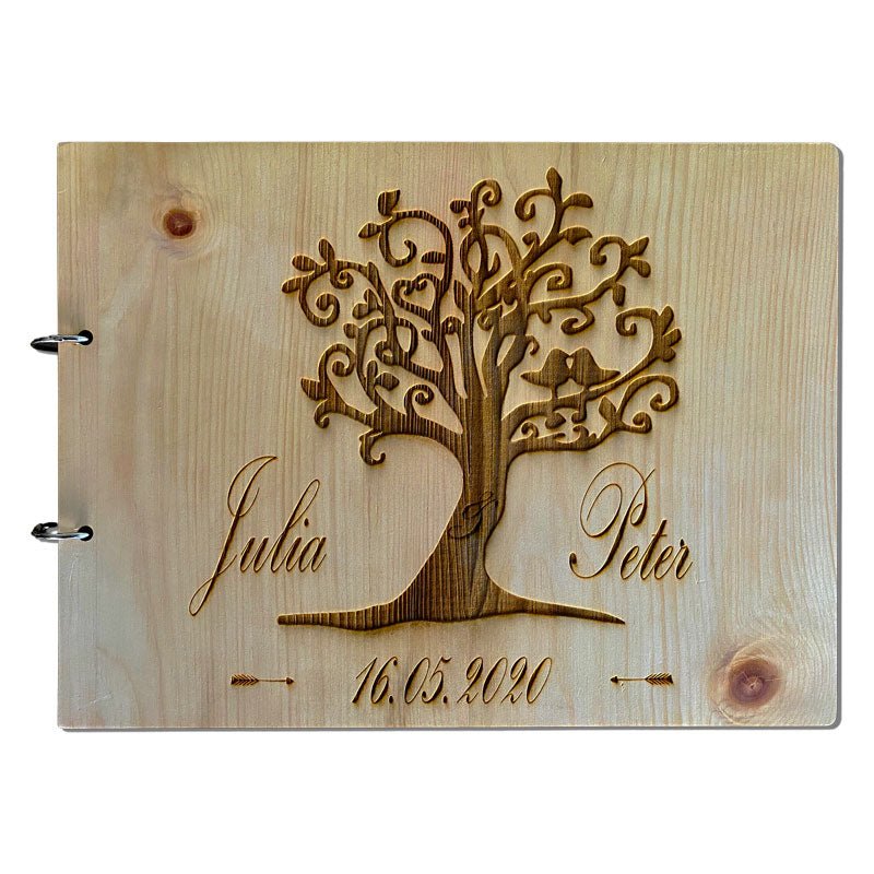 Gästebuch aus Holz mit Gravur zweier Turteltauben auf dem Cover