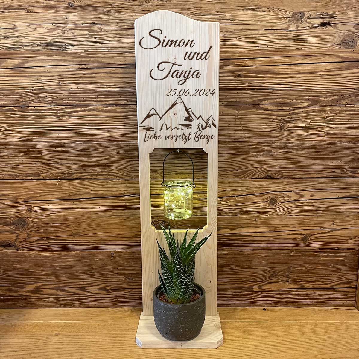 Personalisiertes Willkommensschild aus Holz für den Eingangsbereich mit Bergmotiv, LED-Windlicht und individueller Gravur - Holz Aufsteller mit Gravur