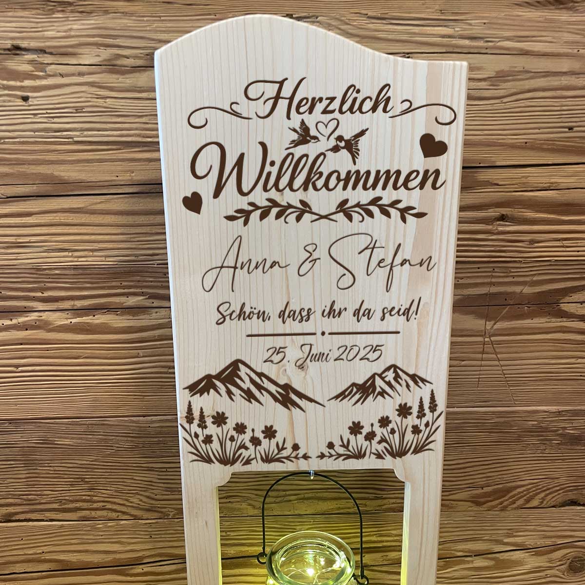 Willkommensschild Hochzeit aus Holz mit Bergmotiv, Blumen und Hochzeitsdatum