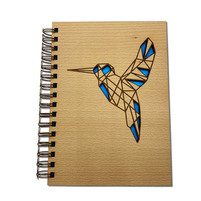 Notizbuch aus Holz mit filigran graviertem Kolibri auf dem Cover