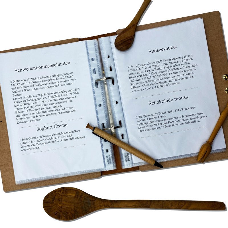 Detailaufnahme vom gravierten Kochbuch mit Ledereinband und Ringmechanik