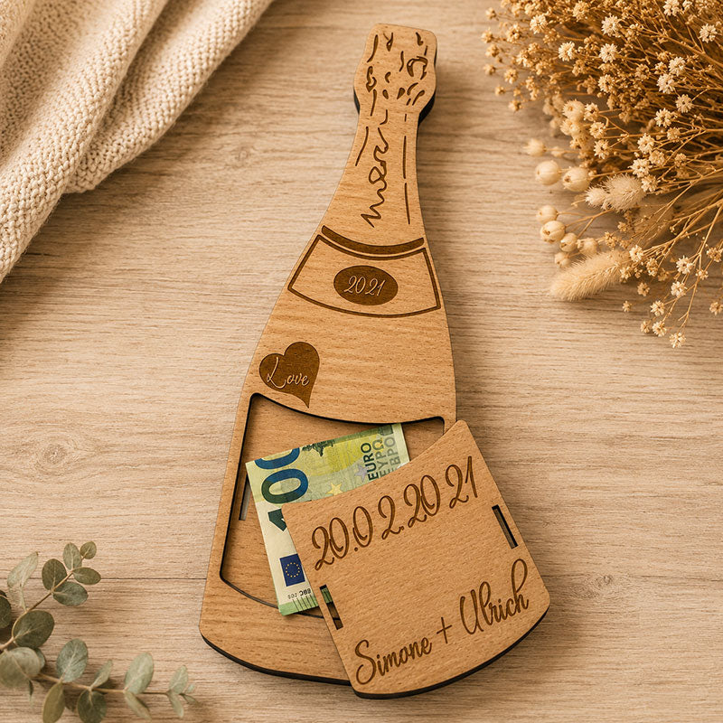 Personalisierte Sektflasche aus Holz mit Geheimfach als Geldgeschenk zur Hochzeit