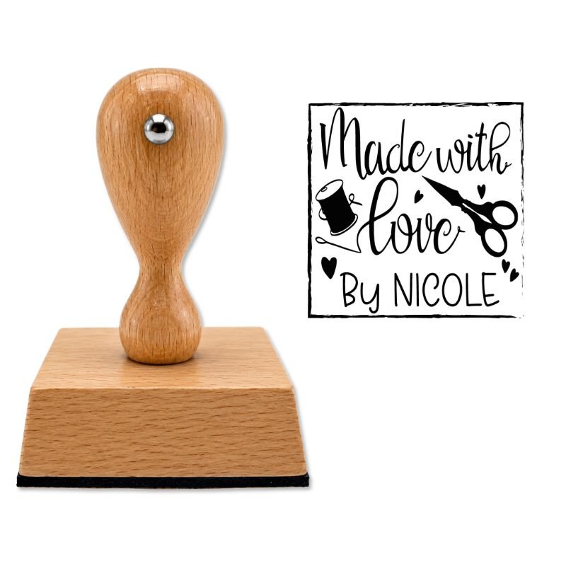 Personalisierter Holzstempel mit Nähmotiv und individuellem Text – perfekt für Handmade-Produkte