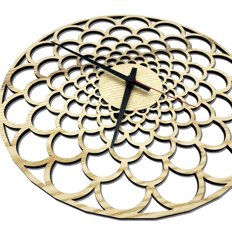 Detailaufnahme der Wanduhr „Circles“ – natürliche Holzmaserung und präzises Quarzwerk