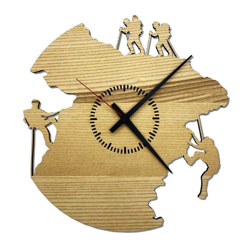 Wanduhr „Gipfelstürmer“ aus Eschenholz mit stilisiertem Bergsteiger-Motiv – Vorderansicht