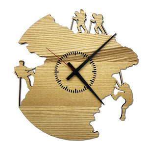Wanduhr „Gipfelstürmer“ aus Eschenholz mit stilisiertem Bergsteiger-Motiv – Vorderansicht
