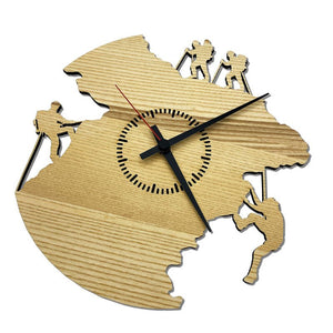 Detailaufnahme der Wanduhr „Gipfelstürmer“ – natürliche Holzmaserung und präzises Quarzwerk