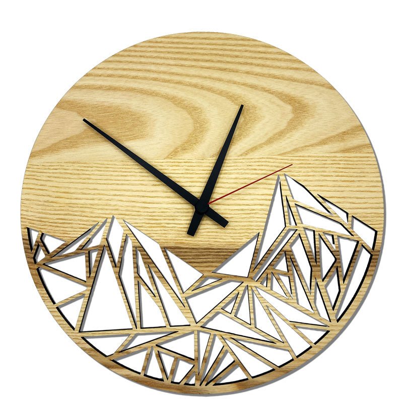 Wanduhr „Mountains“ aus Eschenholz mit stilisiertem Bergmotiv – Vorderansicht