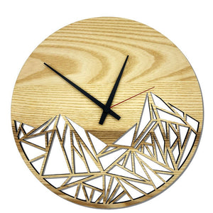 Wanduhr „Mountains“ aus Eschenholz mit stilisiertem Bergmotiv – Vorderansicht