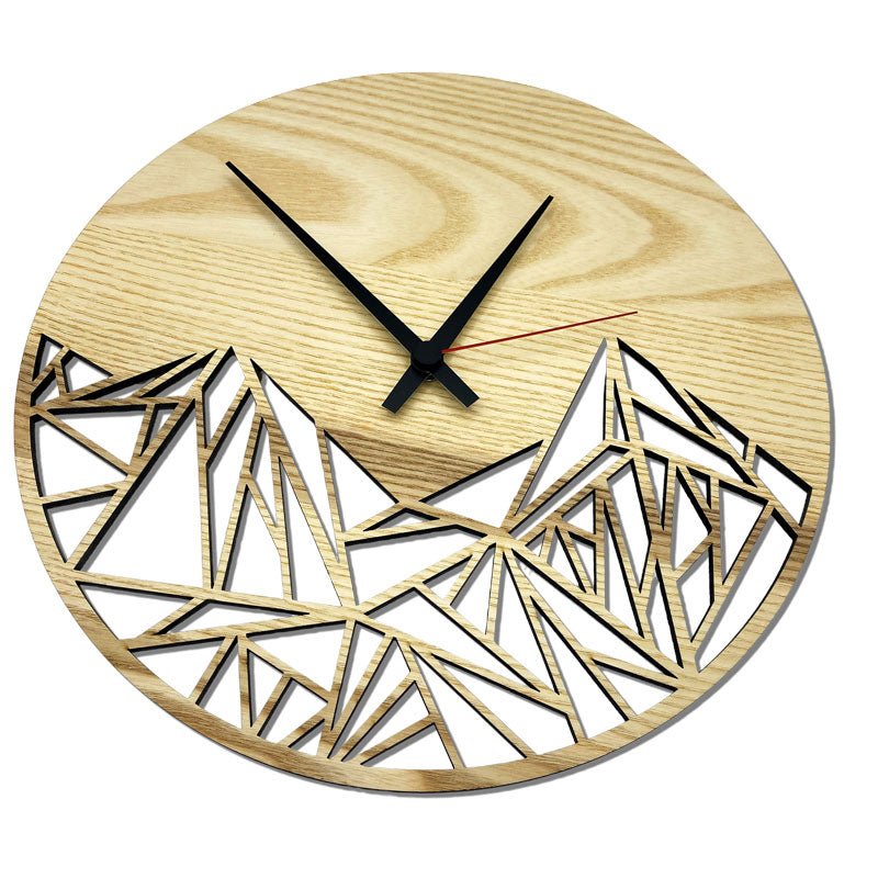 Detailaufnahme der Wanduhr „Mountains“ – natürliche Holzmaserung und präzises Quarzwerk