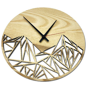 Detailaufnahme der Wanduhr „Mountains“ – natürliche Holzmaserung und präzises Quarzwerk