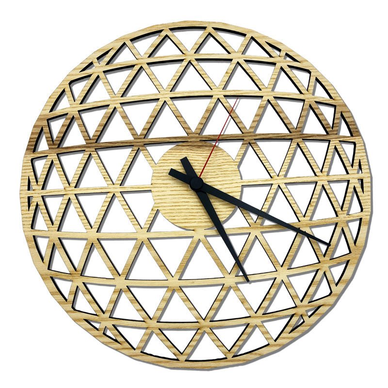 Wanduhr „Triangular“ aus Eschenholz mit geometrischem Dreiecksmuster – Vorderansicht
