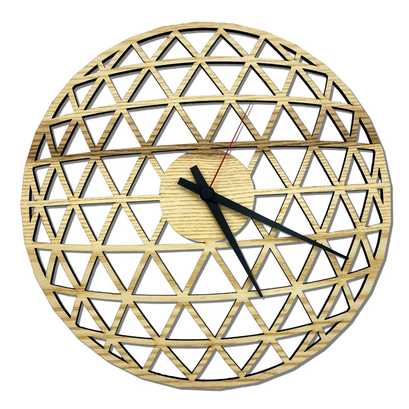 Wanduhr „Triangular“ aus Eschenholz mit geometrischem Dreiecksmuster – Vorderansicht