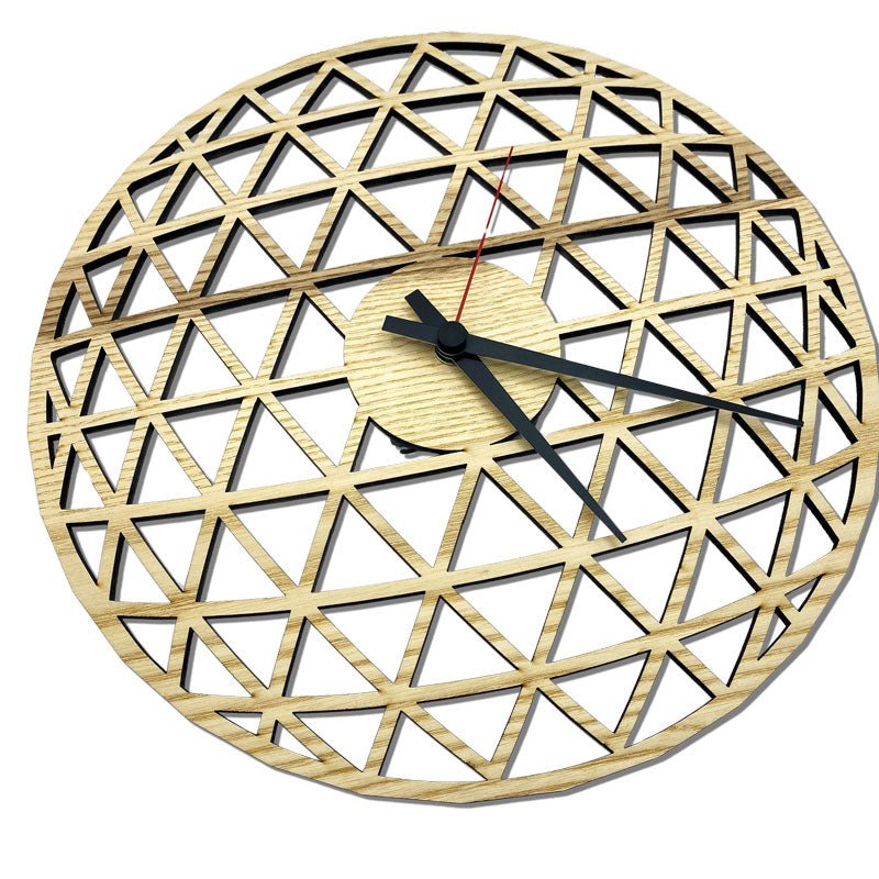 Detailaufnahme der Wanduhr „Mountains“ – natürliche Holzmaserung und präzises Quarzwerk