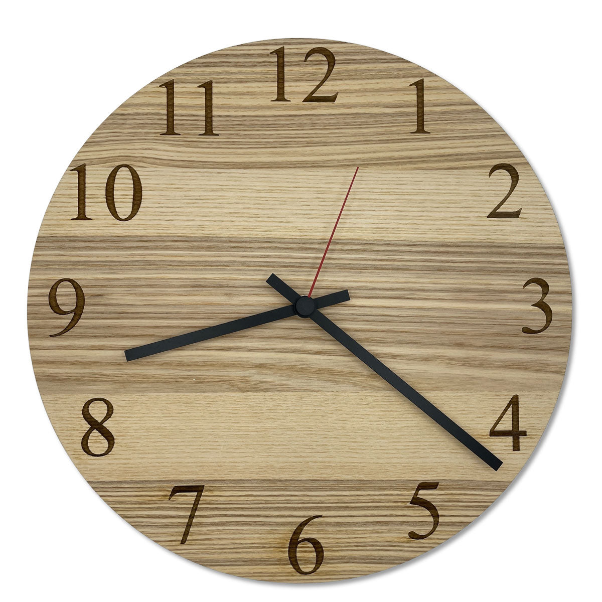 Klassische runde Wanduhr aus Holz – gravierte Ziffern, handgefertigt in Österreich, naturbelassen