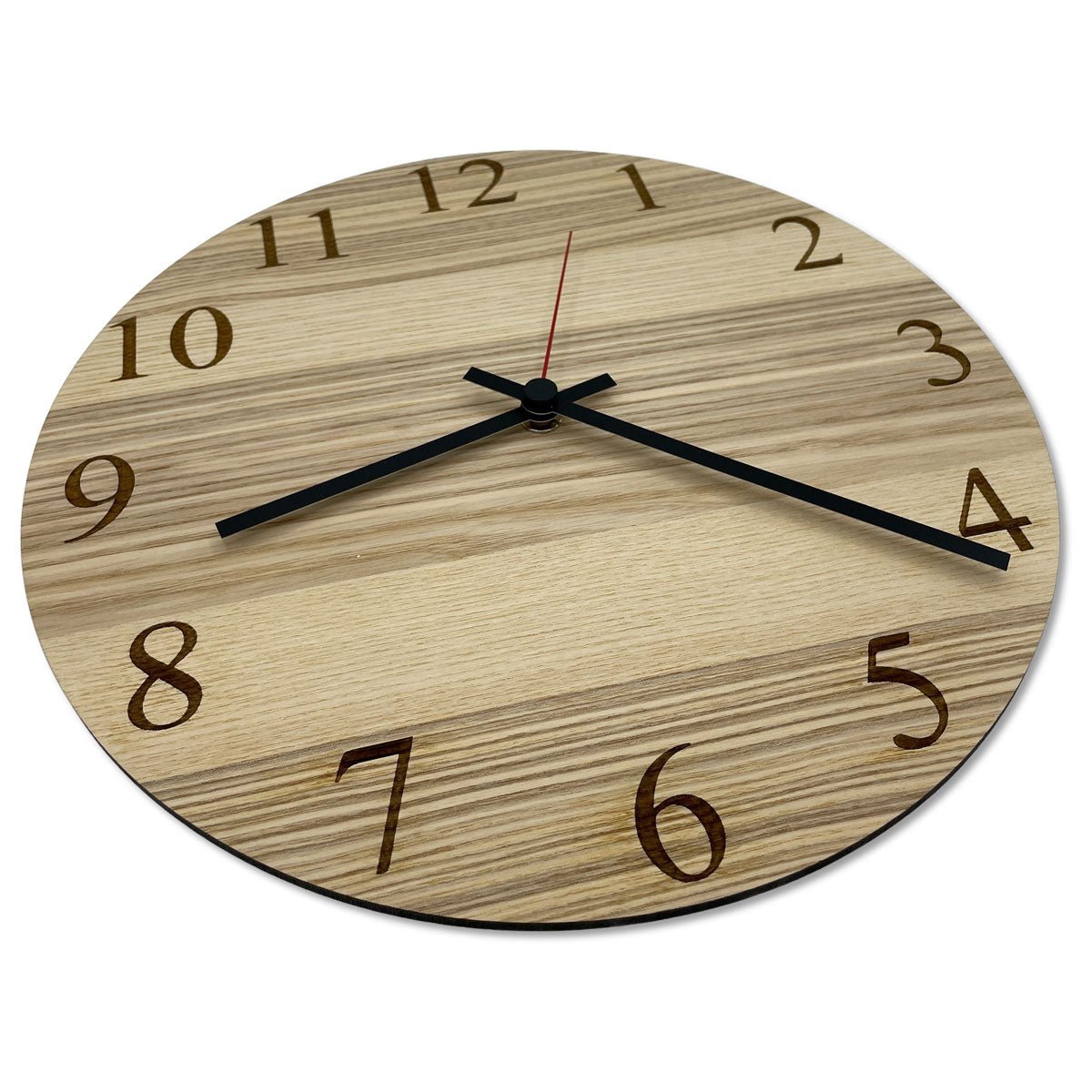 Detailaufnahme Holzmaserung und Gravur der runden Holz-Wanduhr mit leisem Quarzwerk und Aluminum Zeigern