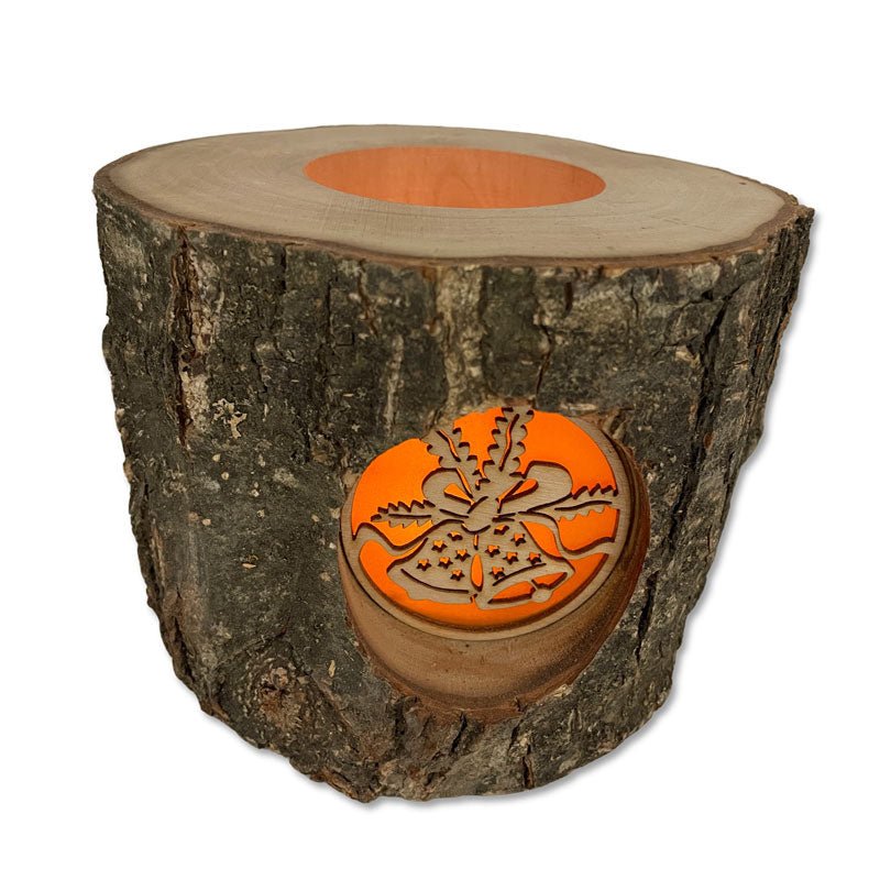 Dekoratives Windlicht aus Holz mit Glocken-Ornament, Adventsbeleuchtung, angezündetedes Baumstamm Windlicht mit hinterleuchtetem Motiv