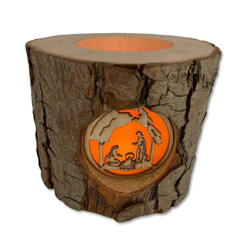 Stimmungsvolles Baumstamm-Windlicht mit Hl. Familie Motiv, Weihnachtsdekoration, Angezündetes Windlicht aus Holz