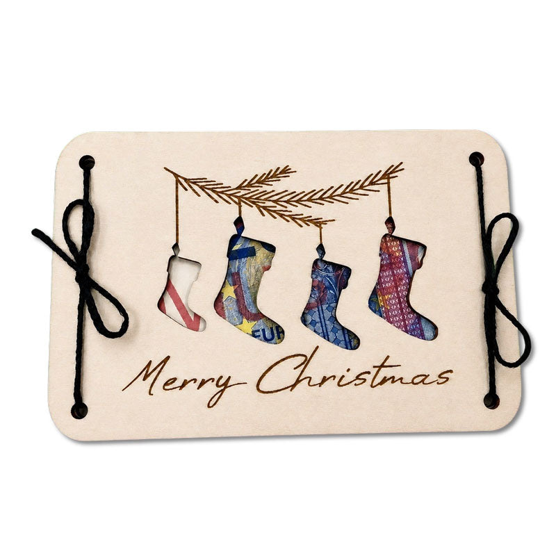 Geldgeschenk zu Weihnachten aus Holz mit vier Strümpfen aus Geldscheinen und Gravur „Merry Christmas“