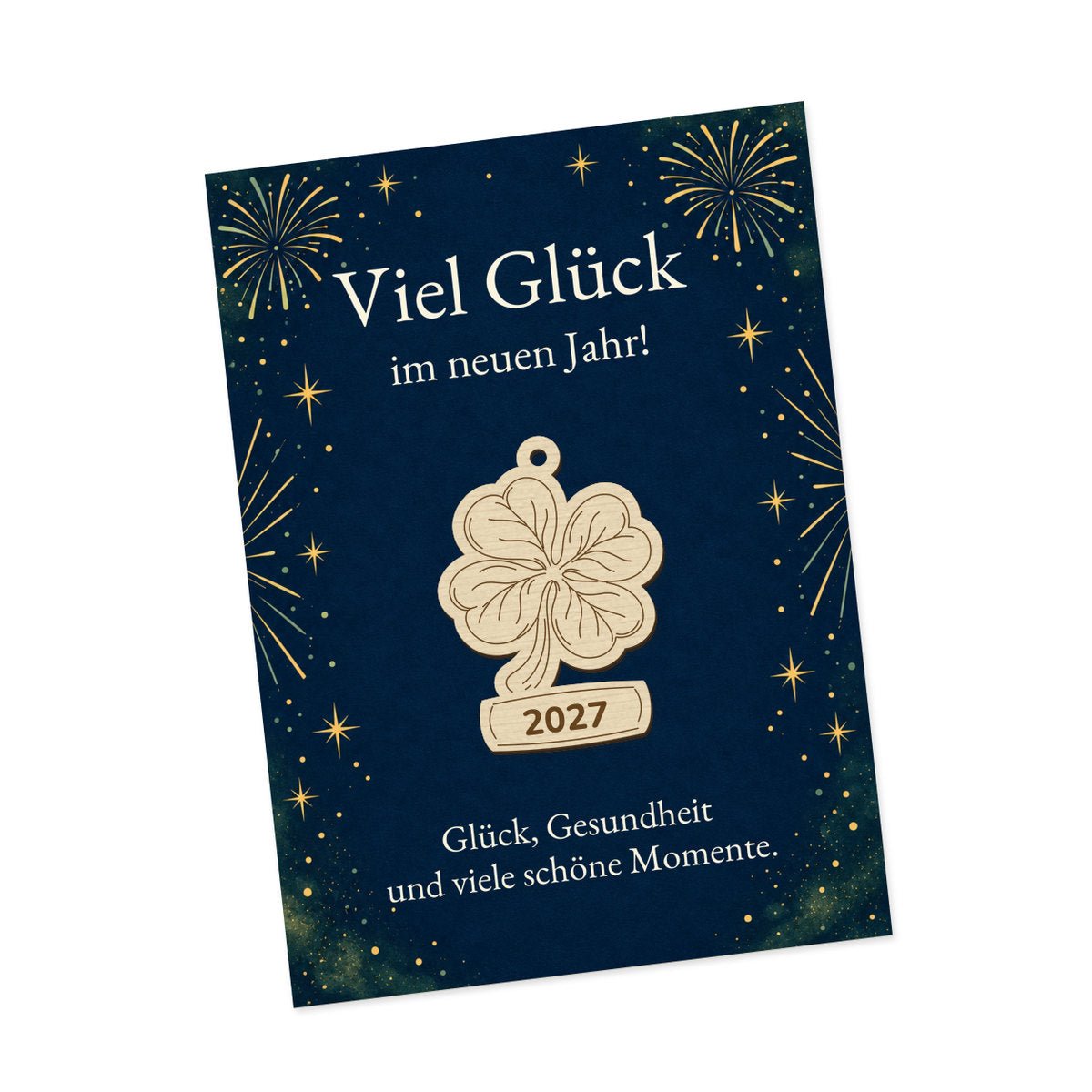 Vierblättriges Kleeblatt mit Blattadern und Schriftfeld mit Beschriftung 2027 auf dunkelblauer Karte mit goldfarbenem Feuerwerk
