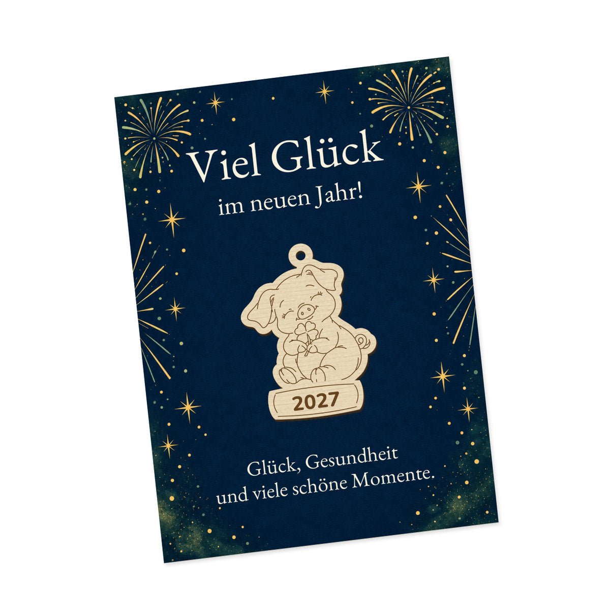 Sitzendes Glücksschwein mit Kleeblatt und Schriftfeld mit Beschriftung 2027 auf dunkelblauer Karte mit goldfarbenem Feuerwerk