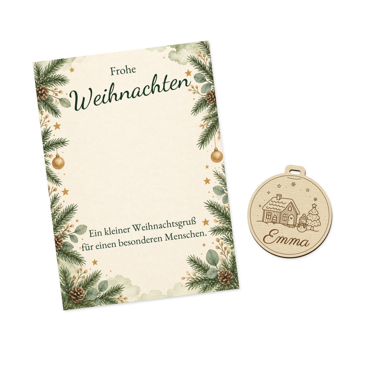Weihnachtskarte mit Holzkugel und Holzkugel mit Beispielname Emma nebeneinander auf weißem Hintergrund